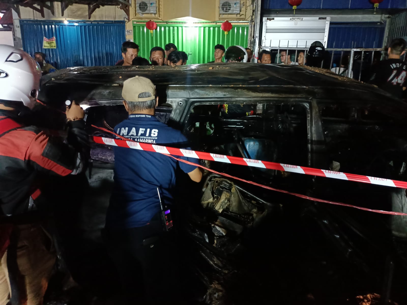 Polisi melakukan pengamanan setelah satu unit mobil yang diduga pengetap bensin meledak di SPBU.